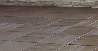 Бетонная брусчатка двора в Рубцовске в октябре