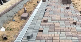Профессиональная укладка плитки на улице в Рубцовске в октябре