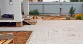 Укладка тротуарной плитки во дворе в Рубцовске в октябре