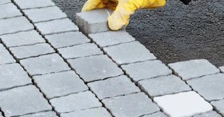 Укладка квадратной тротуарной плитки в Рубцовске в октябре
