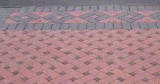 Укладка тротуарной плитки на старое бетонное основание в Рубцовске в октябре