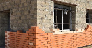 Профессиональная облицовка цоколя дома в Рубцовске в октябре