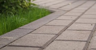 Профессиональная укладка тротуарных дорожек в Рубцовске в октябре