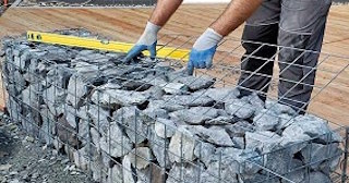 Устройство подпорной стенки из габионов в Рубцовске в октябре